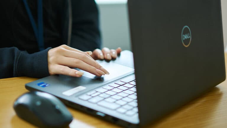 【例文あり】退職の挨拶メールの書き方|相手別例文と挨拶品の選び方まで徹底解説