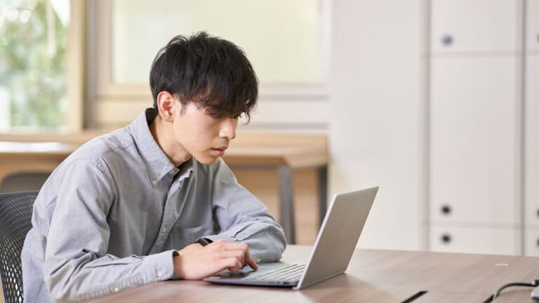 日報の書き方完全ガイド|5つの必要項目、フォーマット、上司に評価されるポイントを解説